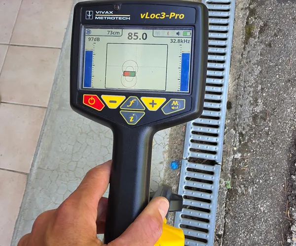 Localisateur de réseau Vivax vLoc3-Pro utilisé pour cartographier une canalisation enterrée