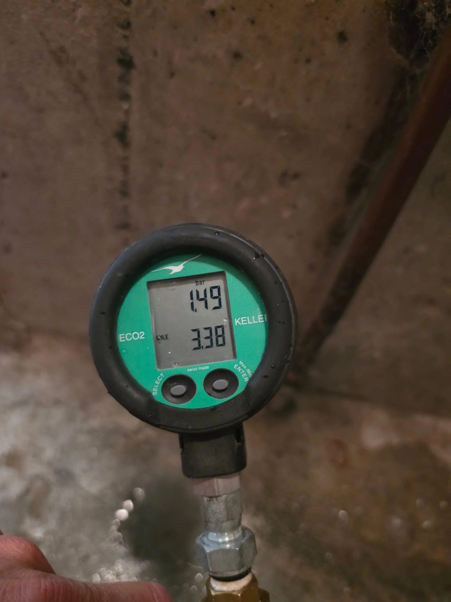 Manomètre numérique affichant la pression d’un réseau d’eau pendant un contrôle