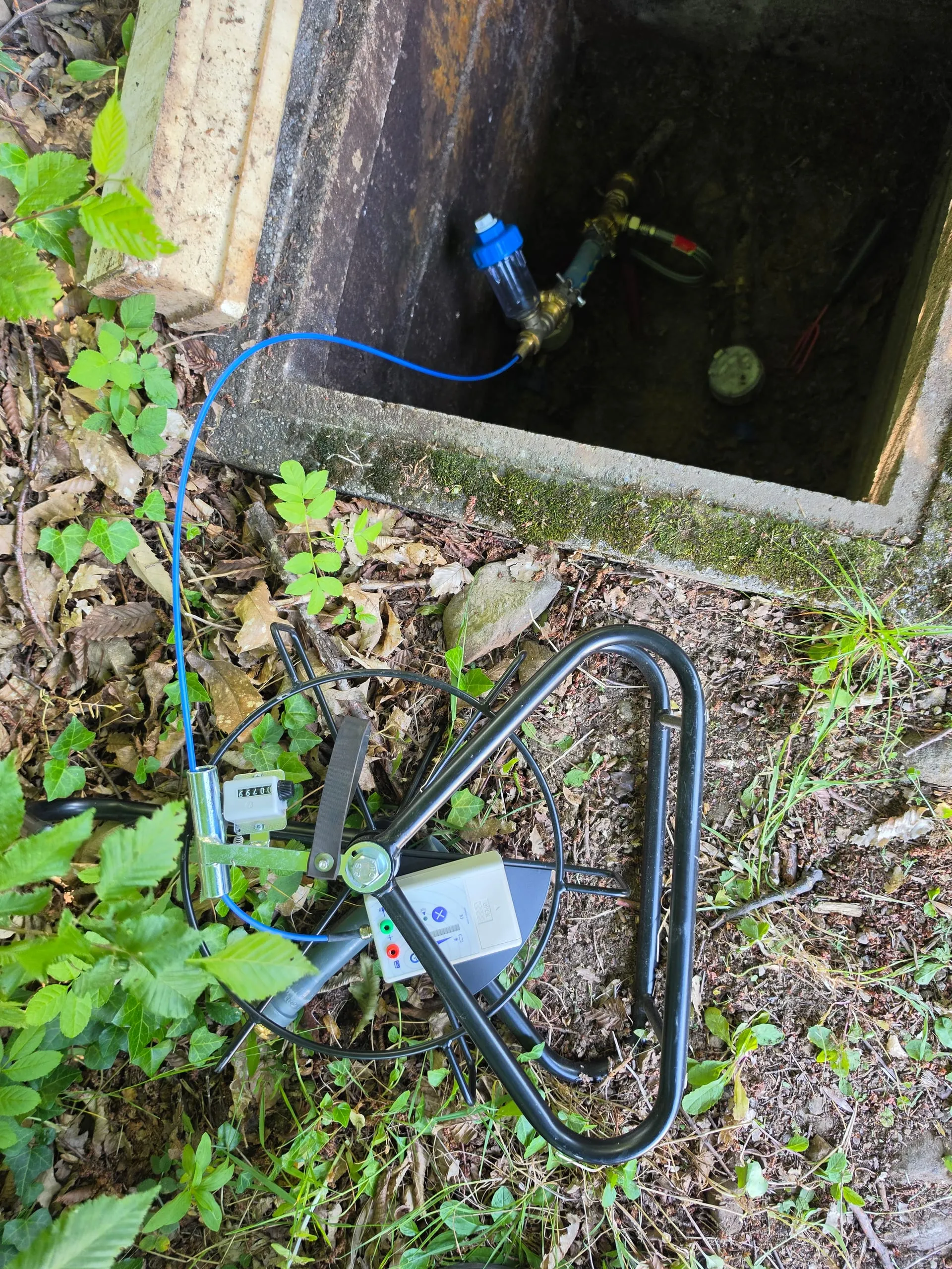Équipement d’écoute électro-acoustique relié à une canalisation dans un regard extérieur