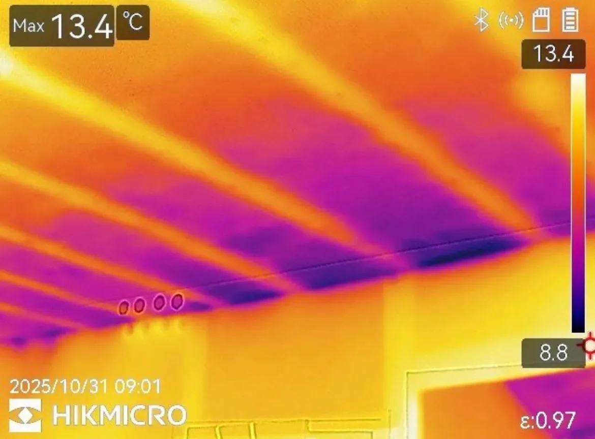 Vue thermographique d’un plafond révélant des écarts de température dans la structure