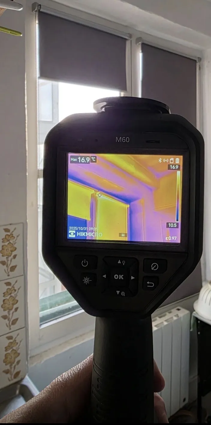 Caméra thermique affichant une image infrarouge d’une fenêtre et d’un radiateur
