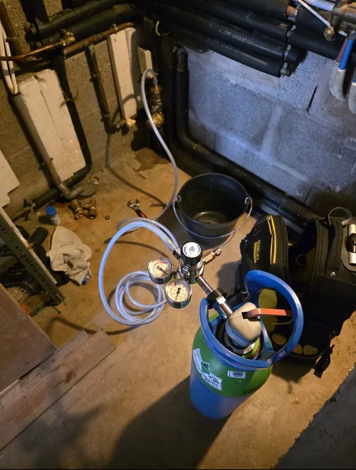 Bouteille de gaz traceur et manomètres raccordés à un réseau dans un local technique