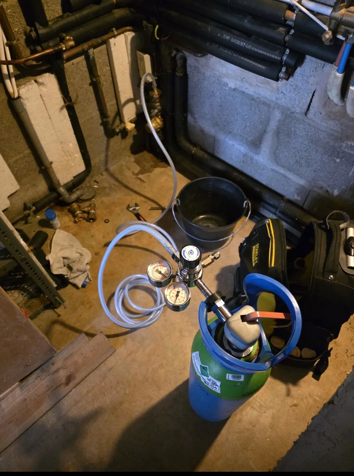 Bouteille de gaz traceur et manomètres raccordés à un réseau dans un local technique