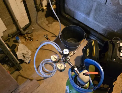 Bouteille de gaz traceur et manomètres raccordés à un réseau dans un local technique