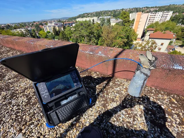 Caméra d'inspection vidéo raccordée à une évacuation sur un toit-terrasse