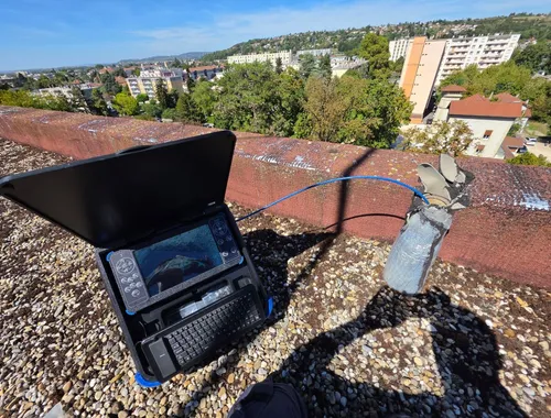 Caméra d'inspection vidéo raccordée à une évacuation sur un toit-terrasse