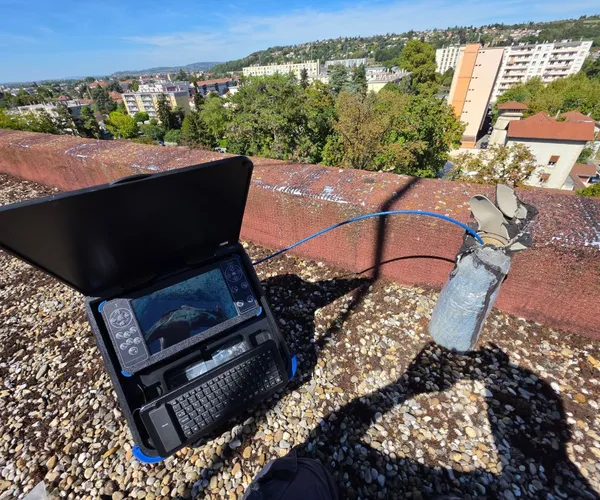 Caméra d'inspection vidéo raccordée à une évacuation sur un toit-terrasse