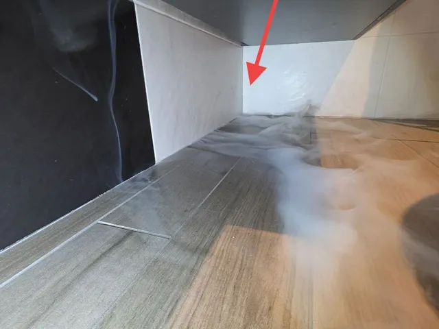 Recherche d'odeurs par diffusion de fumée dans un angle carrelé