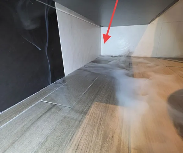 Recherche d'odeurs par diffusion de fumée dans un angle carrelé