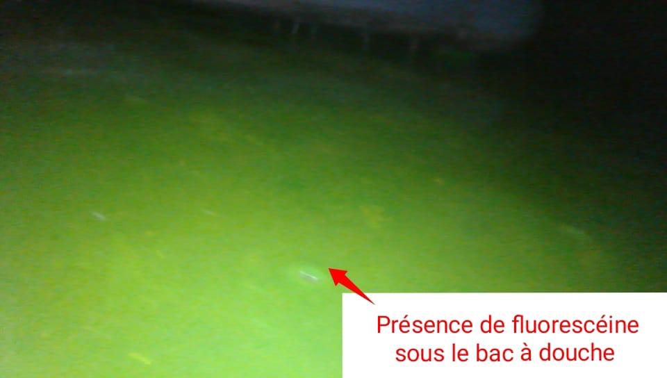 Présence de fluorescéine sous le bac à douche