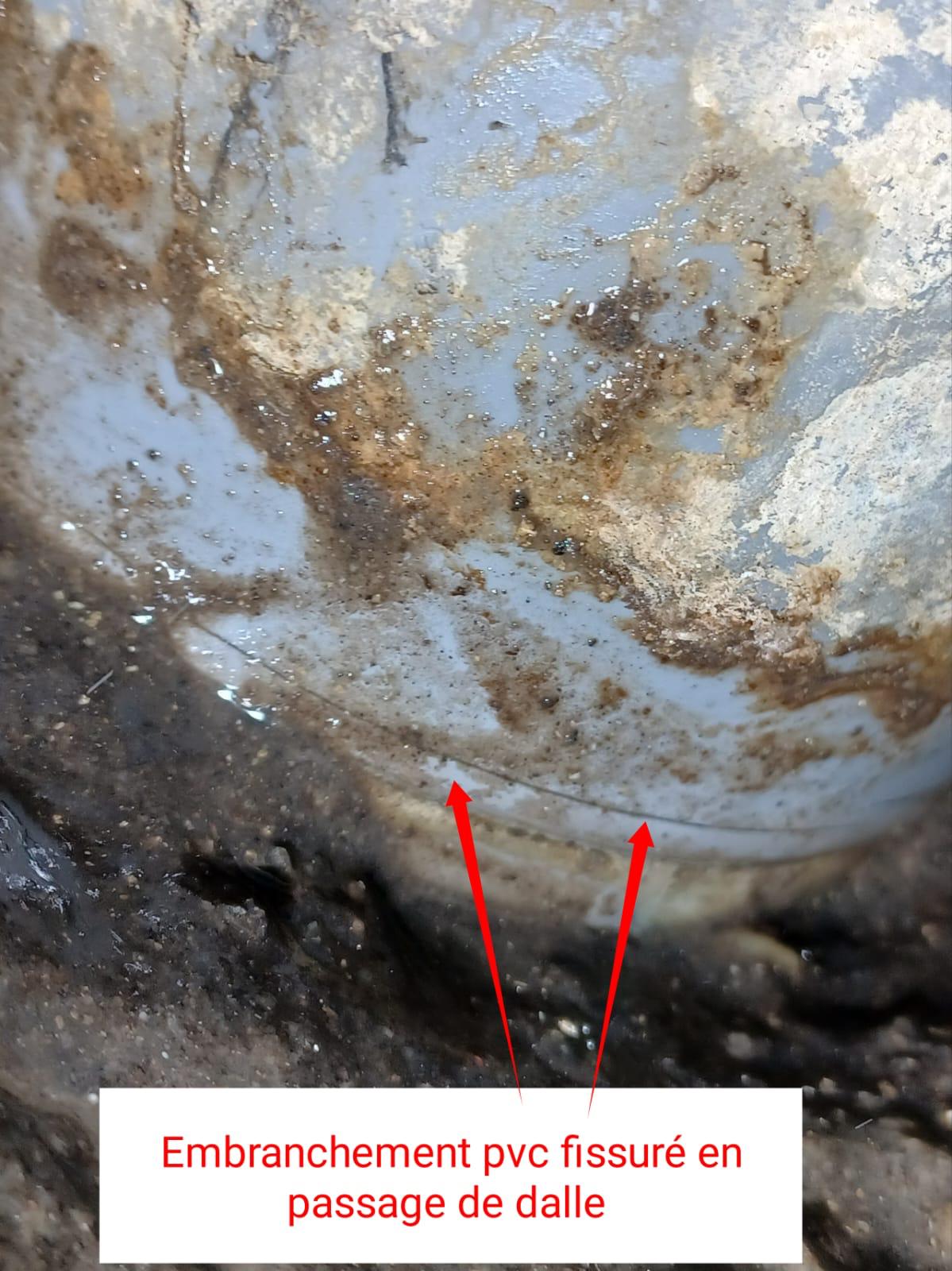 Embranchement pvc fissuré en passage de dalle